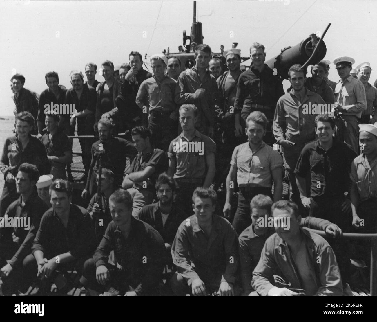 Foto von Marine Commandos an Bord der USS Nautilus, die nach einem Überfall auf Makin IslandU.S. in Pearl Harbor eindrangen RAID auf Makin Island, August 1942. Marine Commandos an Bord der USS Nautilus; Einfahrt nach Pearl Harbor nach einer Razzia auf Makin Island. Stockfoto