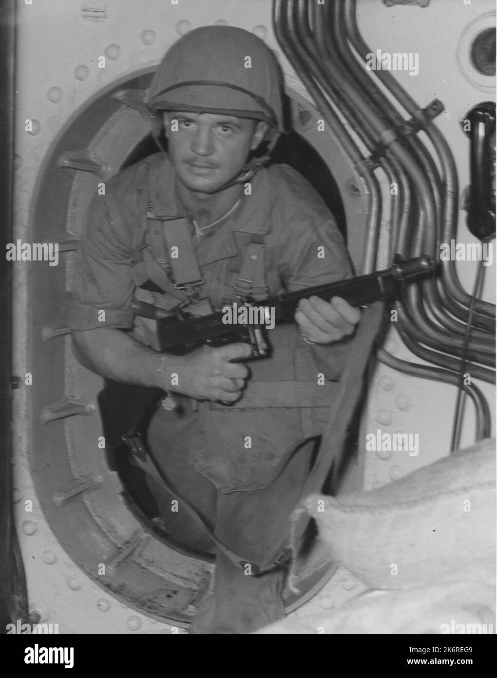 Foto von Corporal Vernon F. Paulstick, einem Marine Commando an Bord der USS Nautilus Going Top Side für RAID auf Makin IslandU.S. RAID auf Makin Island, August 1942. Corp Vernon F. Paulstick, USMC, ein Marine Commando an Bord der USS Nautilus, der zur Überfallsseite auf Makin Island geht. Stockfoto