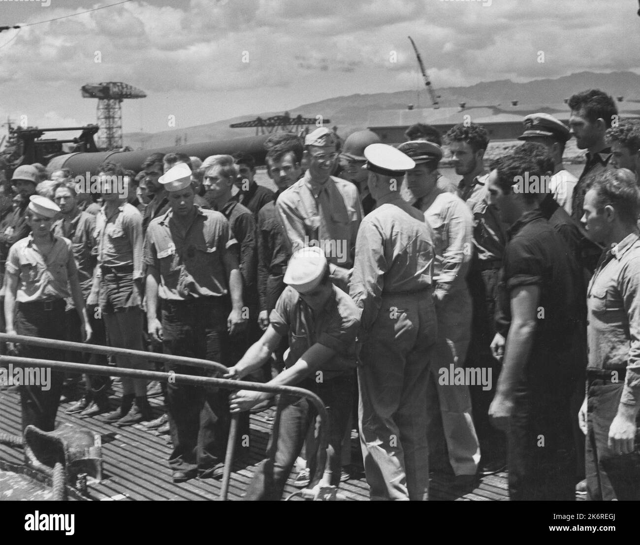 Fotos von Admiral Chester W. Nimitz an Bord der USS Argonaut, während sie nach der Makin Island RaidAdmiral Chester W. Nimitz (zurück zur Kamera) ist zuerst an Bord der USS Argonaut, nachdem sie am August 1942 an einer Razzia auf Makin Island teilgenommen hatte. Er schüttelt sich die Hände mit Major James Roosevelt, USMC. Stockfoto