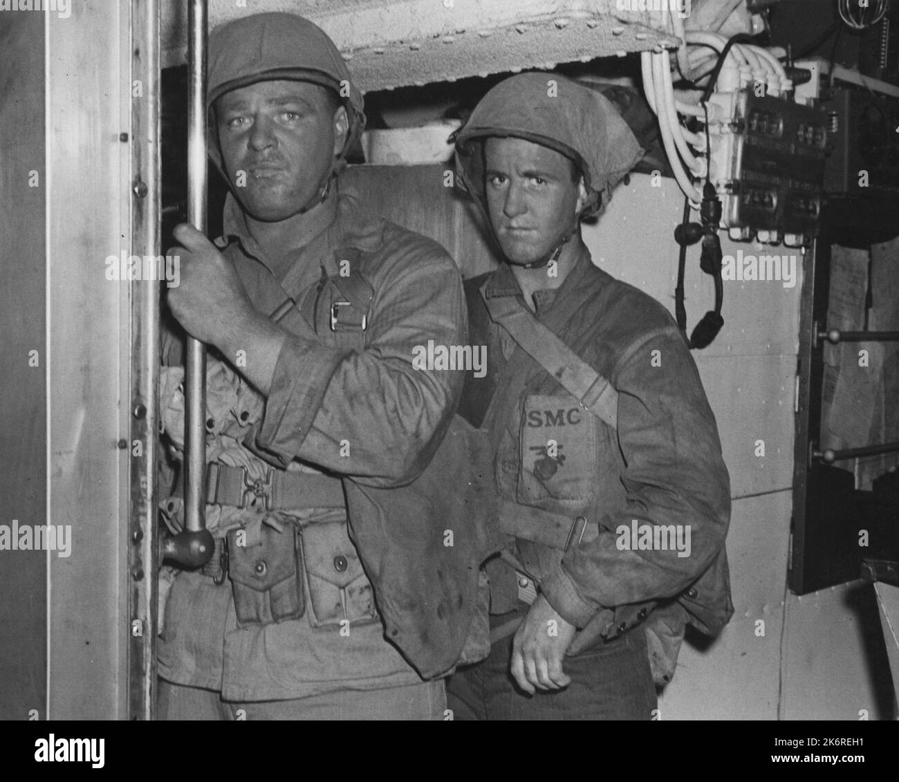 Foto von Marine Commandos auf der USS Nautilus, die zur Überfallfahrt auf der Makin IslandU.S. zur Seite stehen RAID auf Makin Island, August 1942. Marine Commandos auf der USS Nautilus stehen zur Seite, um auf Makin Island zu überfallen. Stockfoto