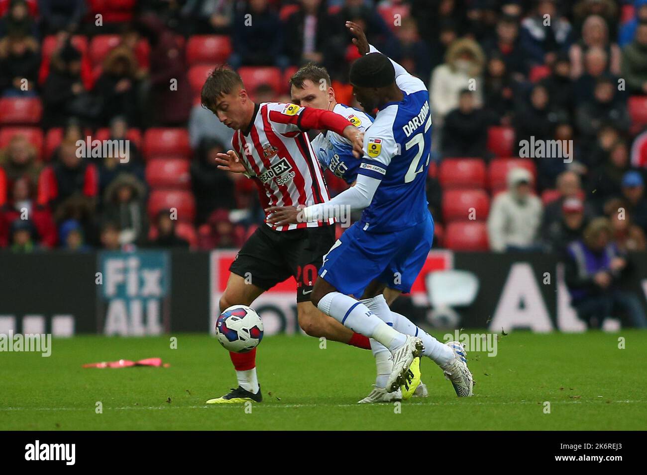 Jack Clarke von Sunderland wird am Samstag, dem 15.. Oktober 2022, vom Tendayi Darikwa von Wigan Athletic während des Sky Bet Championship-Spiels zwischen Sunderland und Wigan Athletic im Stadium of Light, Sunderland, herausgefordert. (Kredit: Michael Driver | MI News0 Kredit: MI Nachrichten & Sport /Alamy Live News Stockfoto