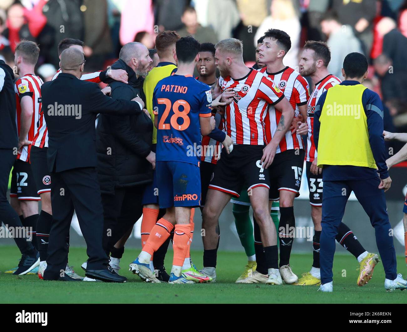 Sheffield, Großbritannien. 15.. Oktober 2022. Michael Appleton Manager von Blackpool konfrontiert Spieler der Sheffield Utd während des Sky Bet Championship-Spiels in der Bramall Lane, Sheffield. Bildnachweis sollte lauten: Simon Bellis / Sportimage Kredit: Sportimage/Alamy Live News Stockfoto