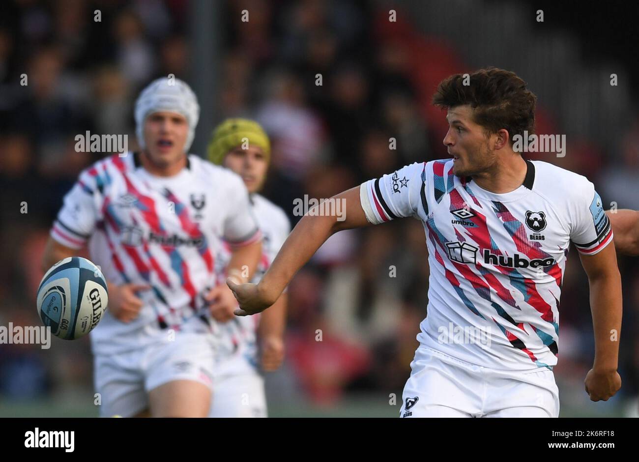 Kingsholm Stadium, Gloucester, Großbritannien. 16. Oktober 2022. Gallaher Premiership Rugby, Gloucester Rugby gegen Bristol; Piers O'Conor von Bristol Bears entlastet den Ball Kredit: Action Plus Sports/Alamy Live News Stockfoto