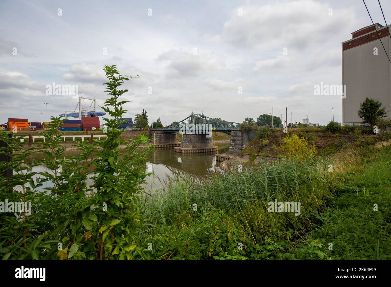 Krefeld - Blick auf den Binnenhafen mit Blick auf das technische Denkmal, Nordrhein-Westfalen, Deutschland, 22.07.202 Stockfoto