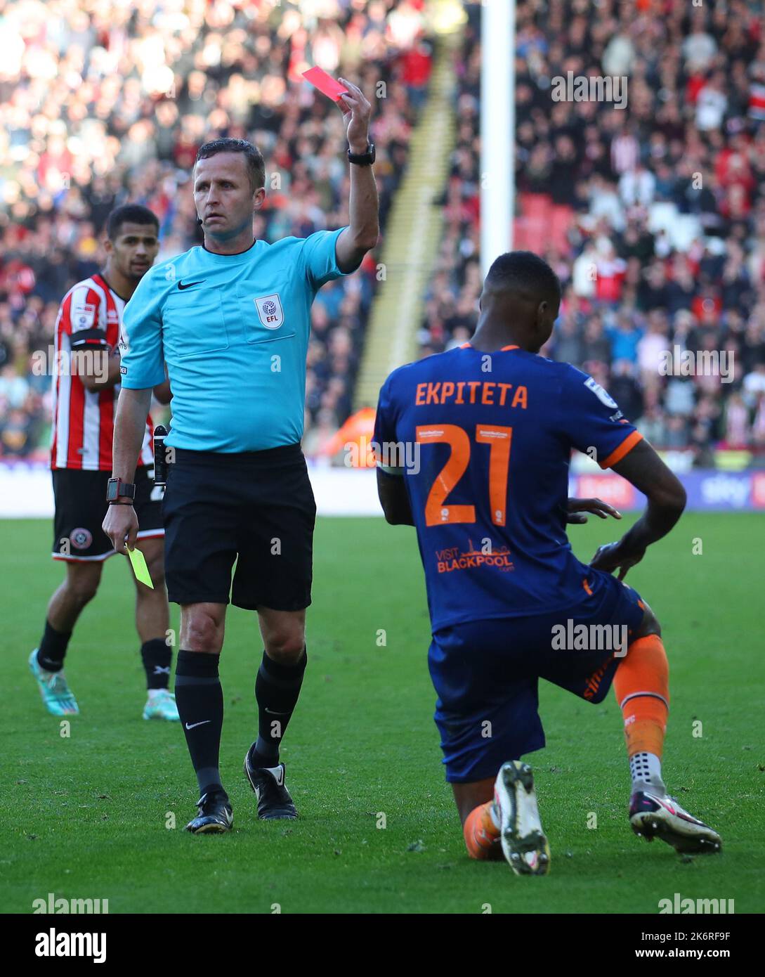 Sheffield, Großbritannien. 15.. Oktober 2022. Marvin Ekpiteta von Blackpool wird während des Sky Bet Championship-Spiels in der Bramall Lane, Sheffield, abgeschickt. Bildnachweis sollte lauten: Simon Bellis / Sportimage Kredit: Sportimage/Alamy Live News Stockfoto