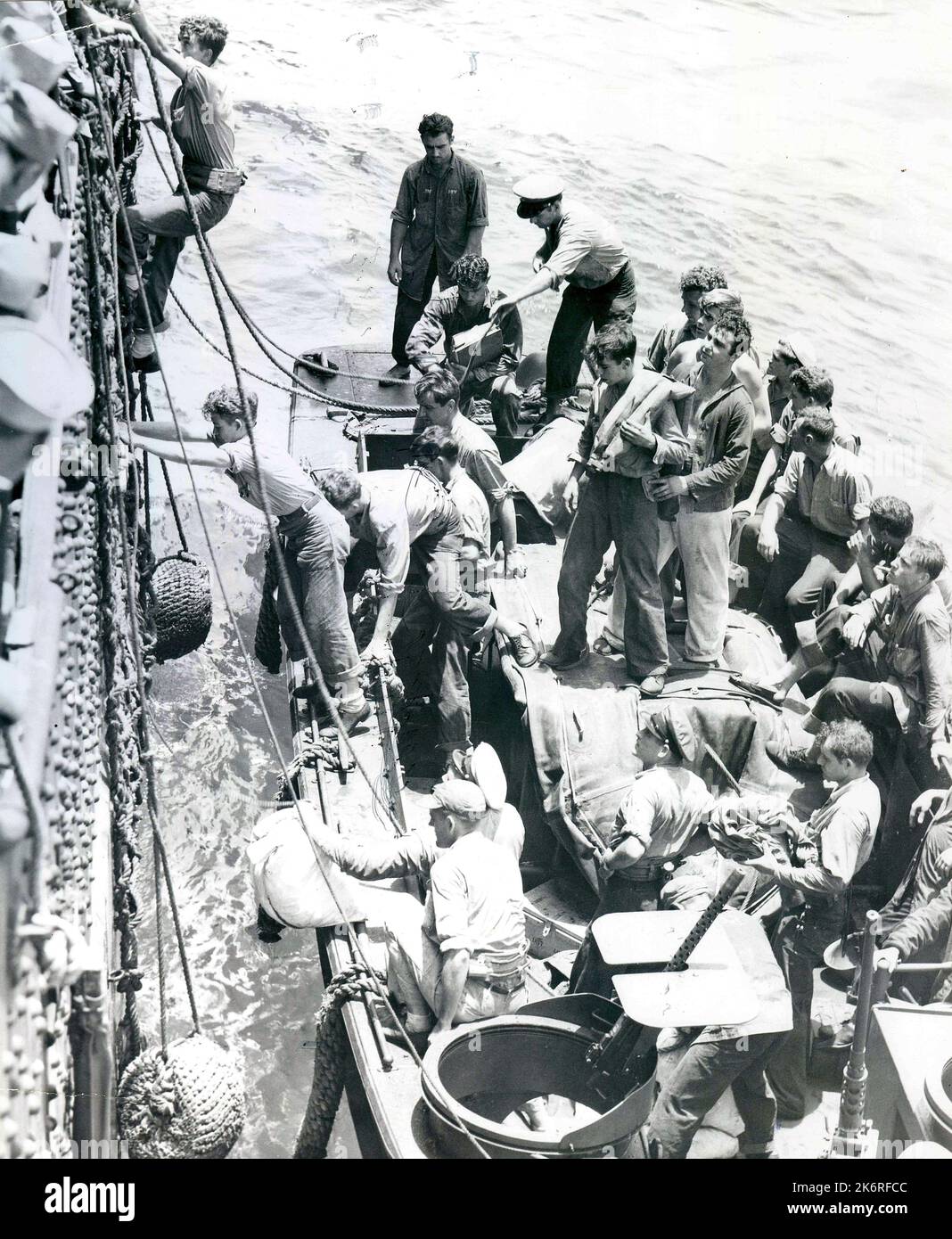 Foto der Überlebenden der USS Noa (APD-24)'Überlebende der USS Noa (APD-24), die von einer Mine vor Peleliu Island in Palaus versenkt wurden, werden von der USS Indianapolis (CA-35) gerettet.' Stockfoto