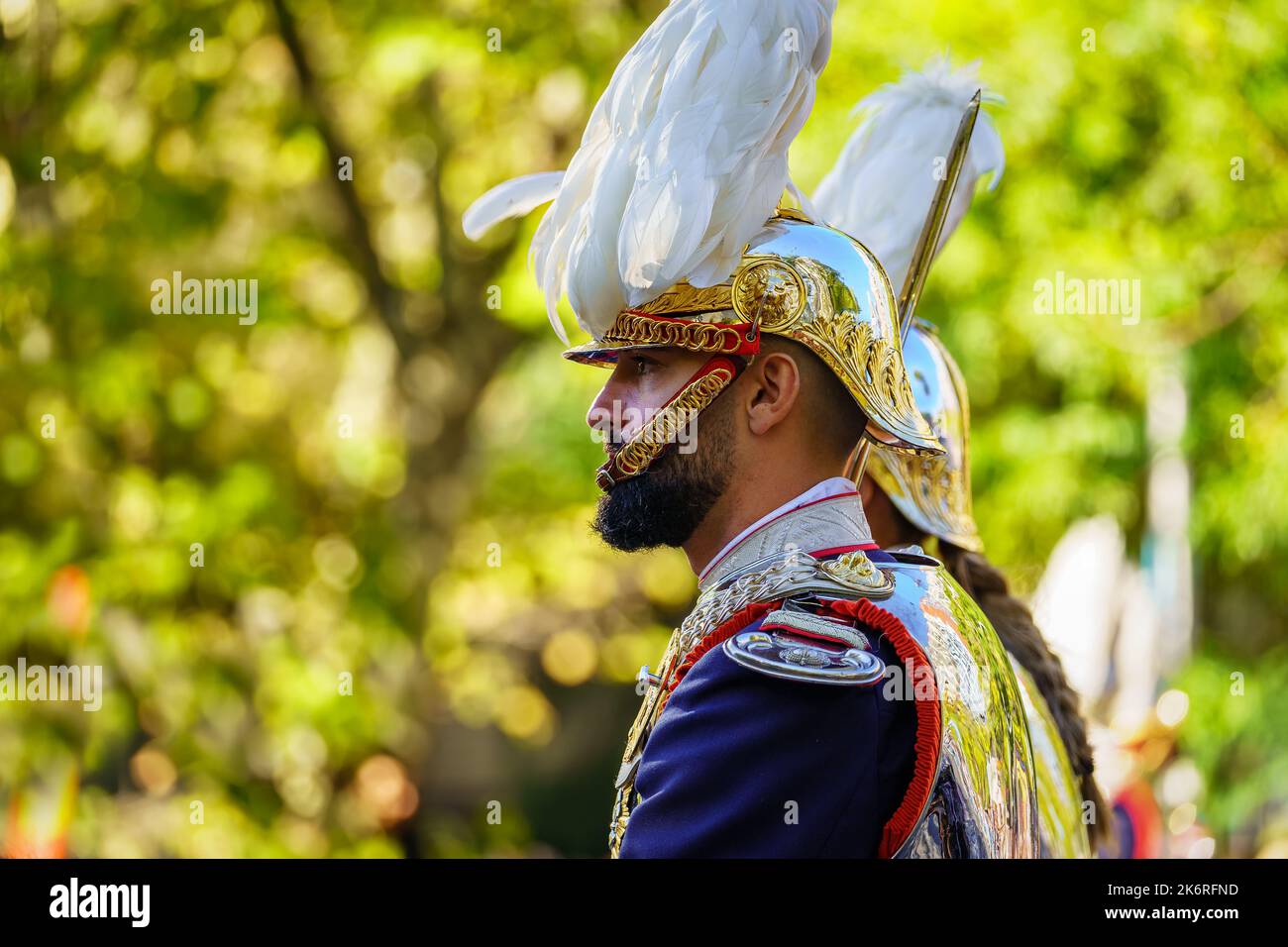 Madrid, Spanien, 12. Oktober 2022: Kavalleriesoldaten der Königlichen Garde von Spanien ziehen durch Madrid. Stockfoto