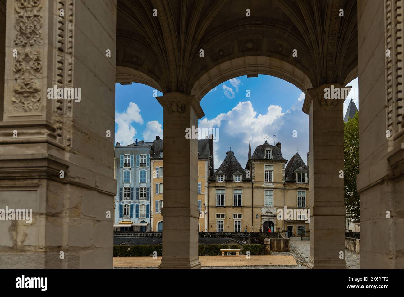 Blick auf die umliegenden Fassaden, auf das Schloss von Pau, in Béarn, in Neu-Aquitanien, Frankreich Stockfoto