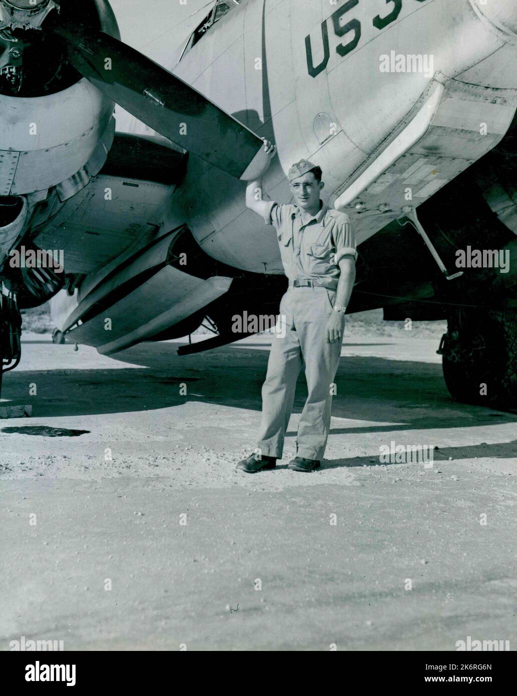 Foto von Leutnant Wilber C. 'Chuck' Gwinn'LT. (jg) W.C. Gwinn, United States Navy Reserve (USNR), war der Pilot des Venture Patrol Bombers, der die Überlebenden der USS Indianapolis (CA-35) in Gewässern der philippinischen See sah, nachdem das unglückselige Kriegsschiff wenige Tage vor dem Ende des Krieges mit Japan durch feindliche Aktionen versenkt worden war.“ Stockfoto