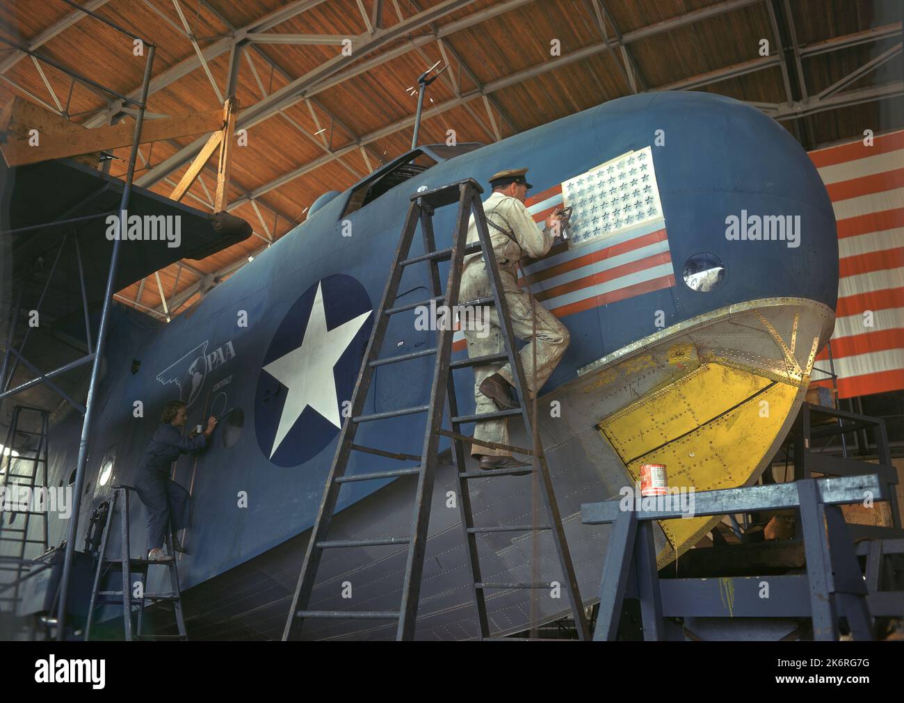„Die Ozeanflugzeuge, die von Pan American Airways im Transportdienst für die Marine betrieben werden, tragen Insignien, die den kooperativen Charakter dieser Arbeit im Rahmen der Kriegsanstrengungen ausbelegen.“ Stockfoto