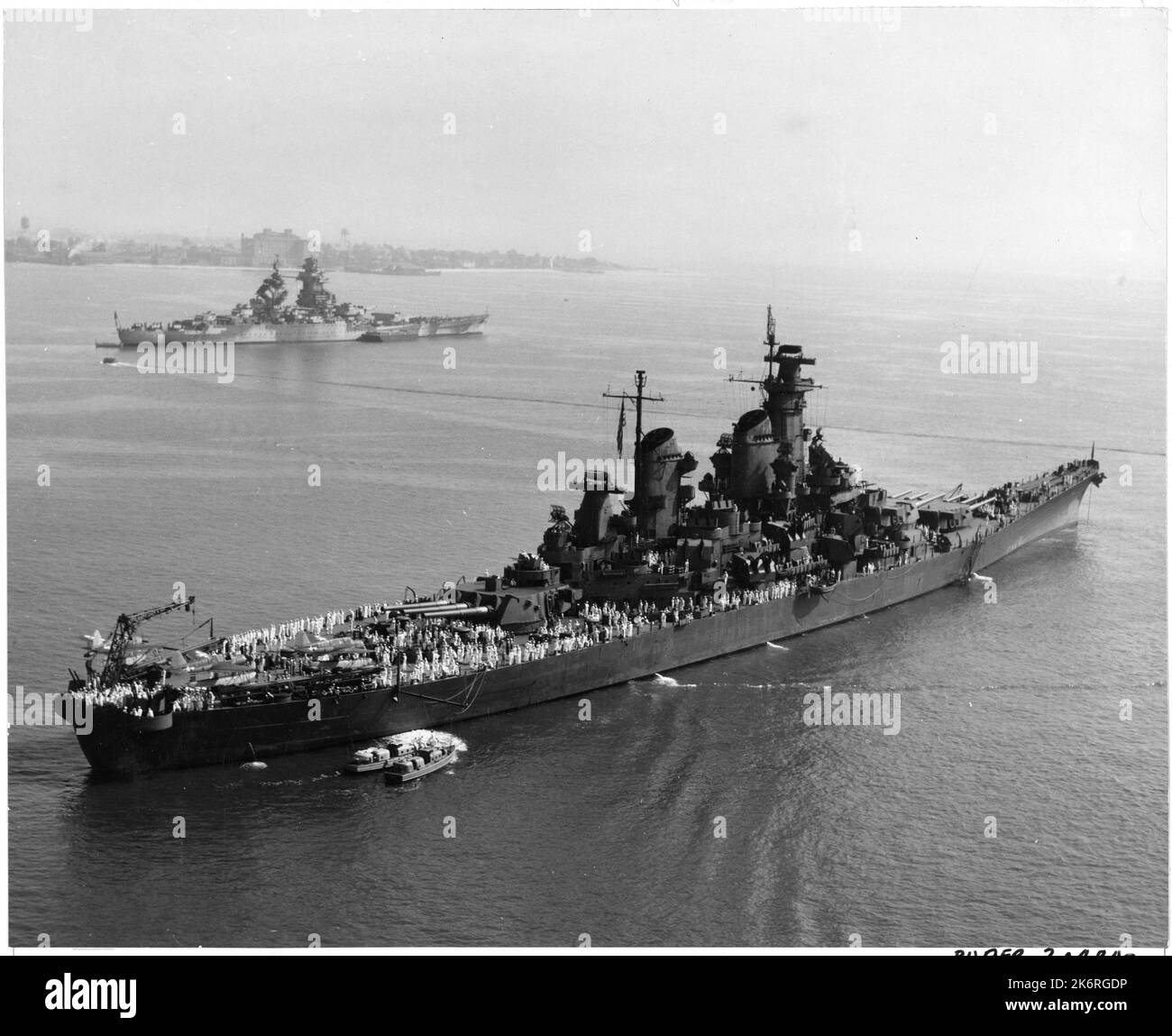 Foto der USS New Jersey (BB-62) und des französischen Schlachtschiffs SS Richelieu im Hintergrund Stockfoto