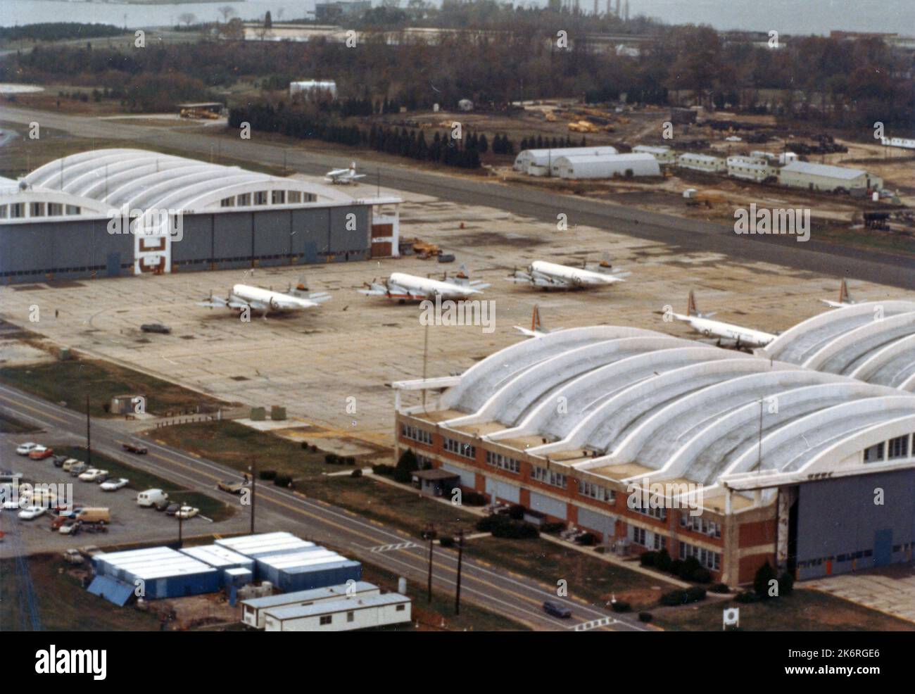 Luftaufnahme der Hangars auf der Naval Air Station Patuxent River'Naval Air Station Patuxent River, Maryland…Luftaufnahme der Hangars, des Parkplatzes und der P-3C Orion Patrol Flugzeuge.' Fotograf: PH2 D. Maclean. Stockfoto