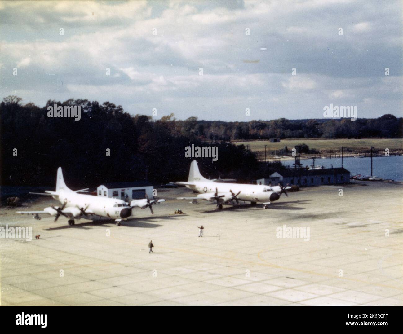 P-3 Neptune Patrol Aircraft'Naval Air Station, Patuxent River, Maryland…P-3 Neptune Patrol Aircraft von Patrol Squadron Thirty (VP-30) stehen auf der Startbahn.'. Stockfoto