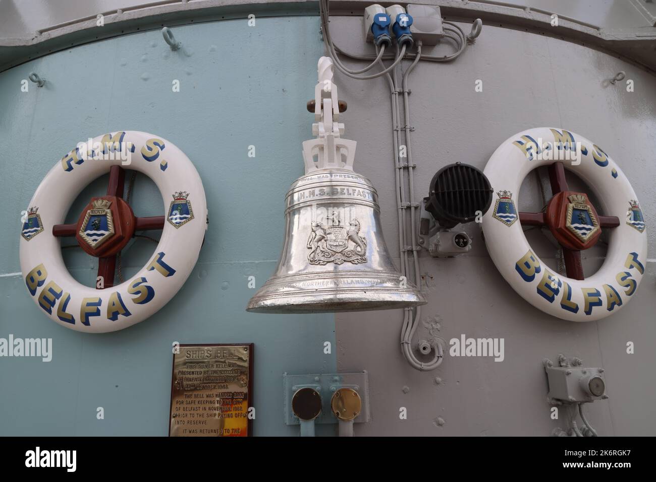 Die Glocke des Museumsschiffes H.M.S. Von Belfast nach London Stockfoto