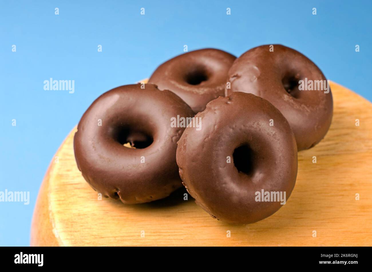 Sehr süße Mini-Donuts aus dunkler Schokolade für den Snack. Stockfoto