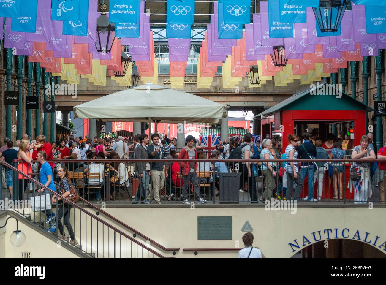 Covent Garden Hallenmarkt, der während der Paralympics 2012 in London voll mit Menschen war Stockfoto