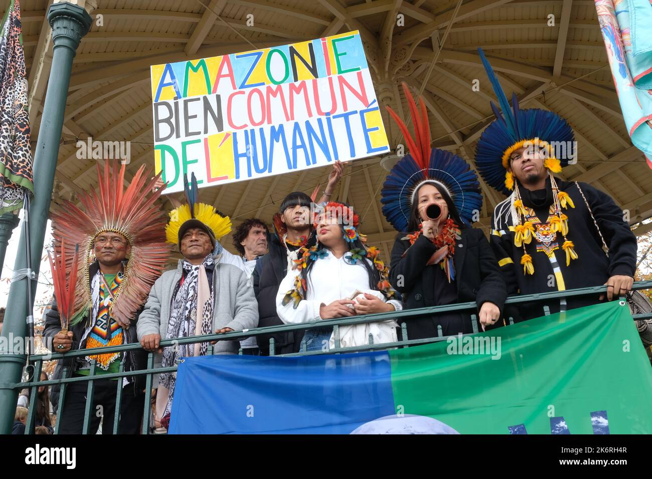 Une marche pour l'amazonie avec 6 représentants indigènes d'Amazonie et de la forêt Atlantique contre la déforestation et l'orpaillage illégal Stockfoto