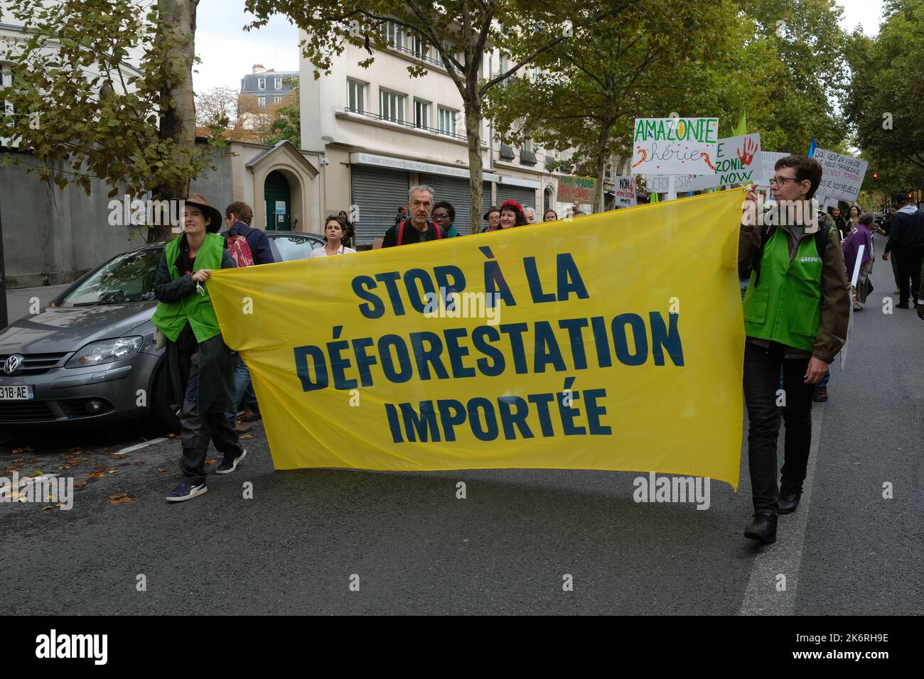 Une marche pour l'amazonie avec 6 représentants indigènes d'Amazonie et de la forêt Atlantique contre la déforestation et l'orpaillage illégal Stockfoto