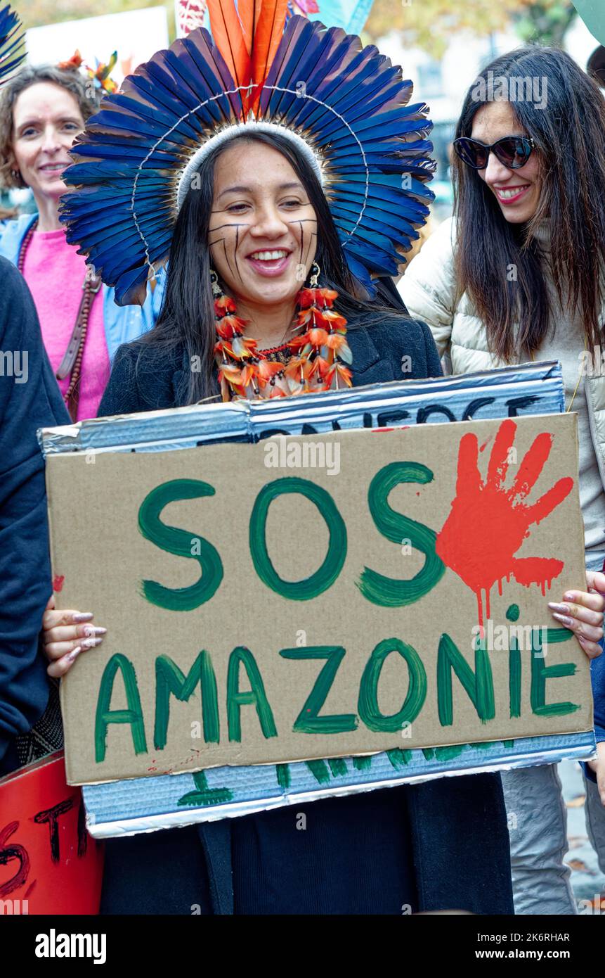 Une marche pour l'amazonie avec 6 représentants indigènes d'Amazonie et de la forêt Atlantique contre la déforestation et l'orpaillage illégal Stockfoto