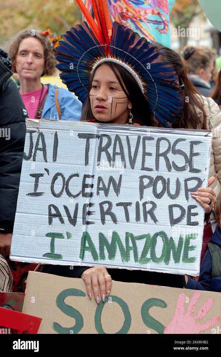 Une marche pour l'amazonie avec 6 représentants indigènes d'Amazonie et de la forêt Atlantique contre la déforestation et l'orpaillage illégal Stockfoto