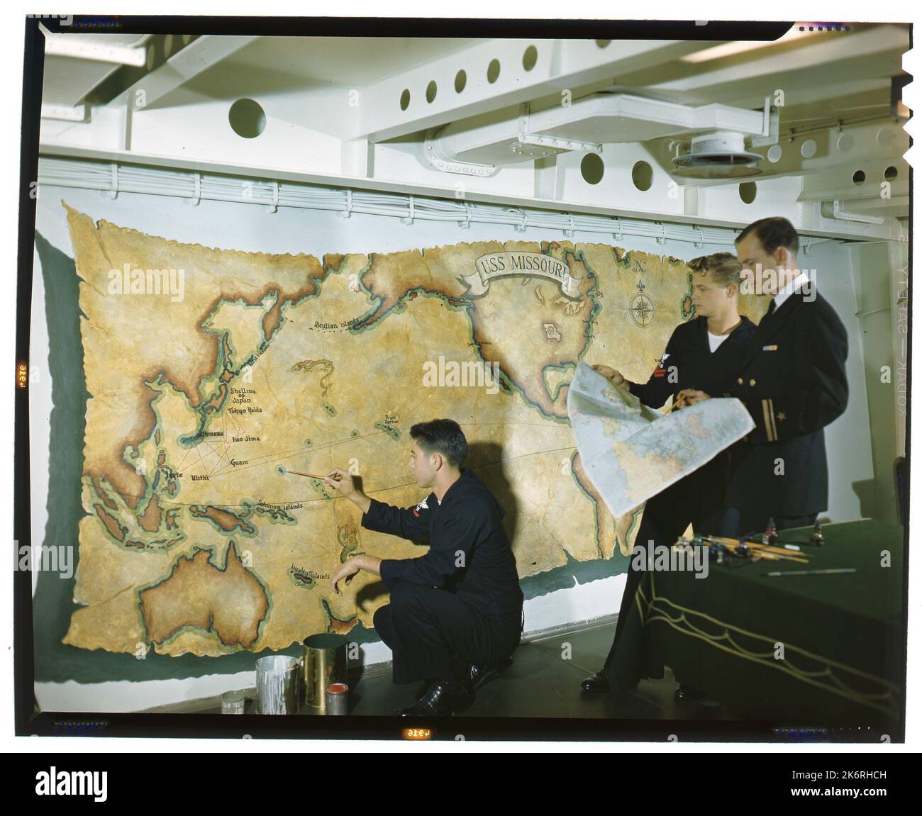 Szene an Bord der USS Missouri (BB-63), während Sie zum Navy Day in die Vereinigten Staaten auffahren Stockfoto