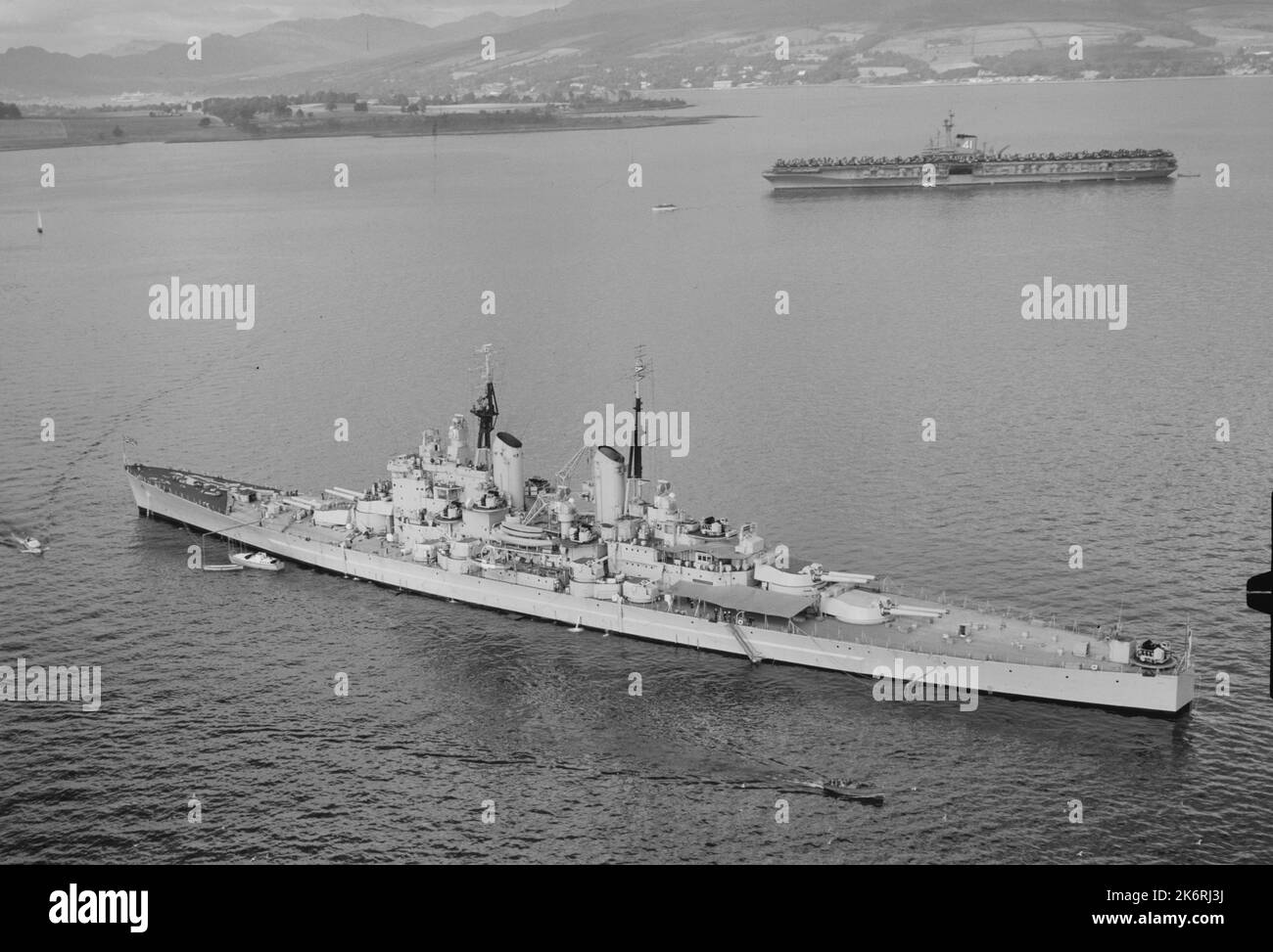 EMCS Vanguard (britisches Schlachtschiff) bei Anchor im Firth of Clyde, Schottland, vor der „Operation Mainbrace“, USS Midway im Hintergrund (CVA-41) Stockfoto