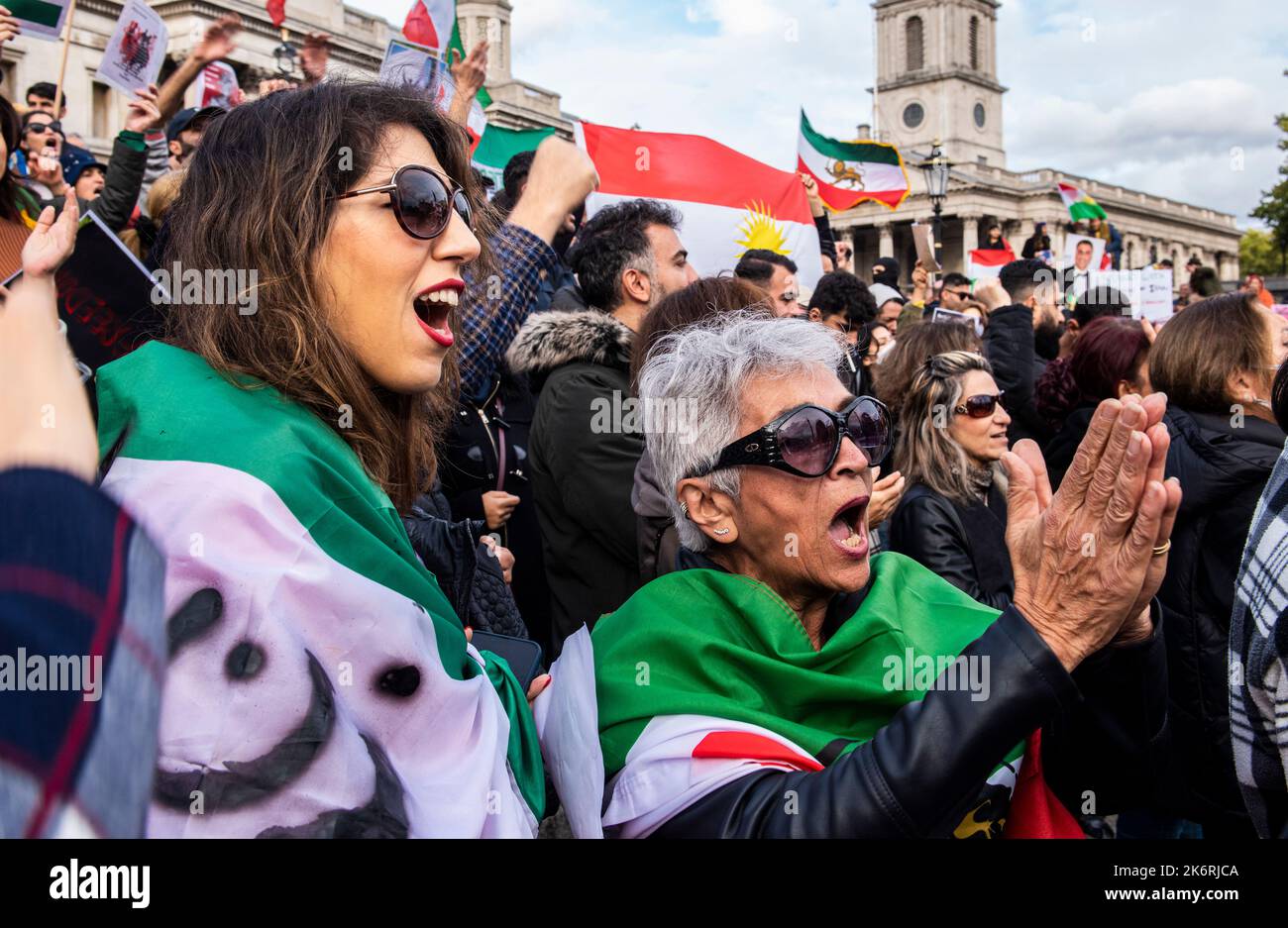 London, 15.. Oktober 2022. Eine große Menschenmenge traf sich heute auf dem Trafalgar Square, um für die Rechte iranischer Frauen zu protestieren. Bildquelle: ernesto rogata/Alamy Live News Stockfoto