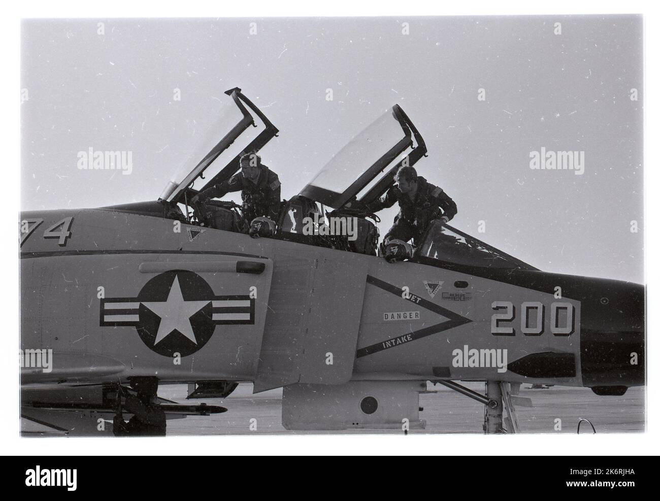 Foto von Airmen, die ins Cockpit klettern. LT. Bruce Erickson (links), Naval Flight Officer [NFO], und LT. Scott Shuman, Pilot, steigen in das Cockpit ihres Jagdgeschwaders 74 (VF-74), F-4J Phantom II, ein.Naval Air Station, Norfolk, Virginia. Stockfoto