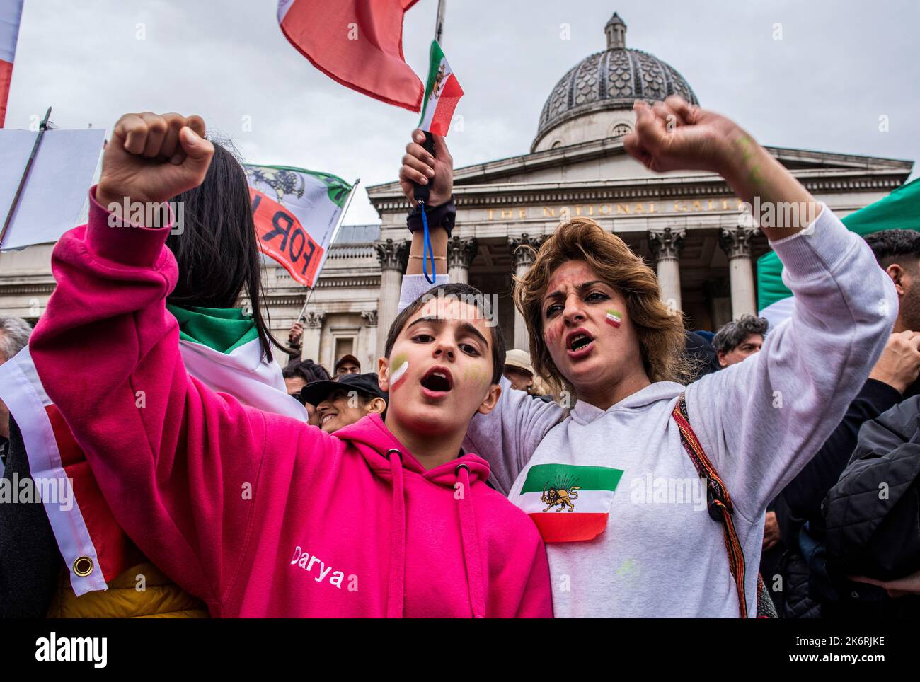 London, 15.. Oktober 2022. Eine große Menschenmenge traf sich heute auf dem Trafalgar Square, um für die Rechte iranischer Frauen zu protestieren. Bildquelle: ernesto rogata/Alamy Live News Stockfoto
