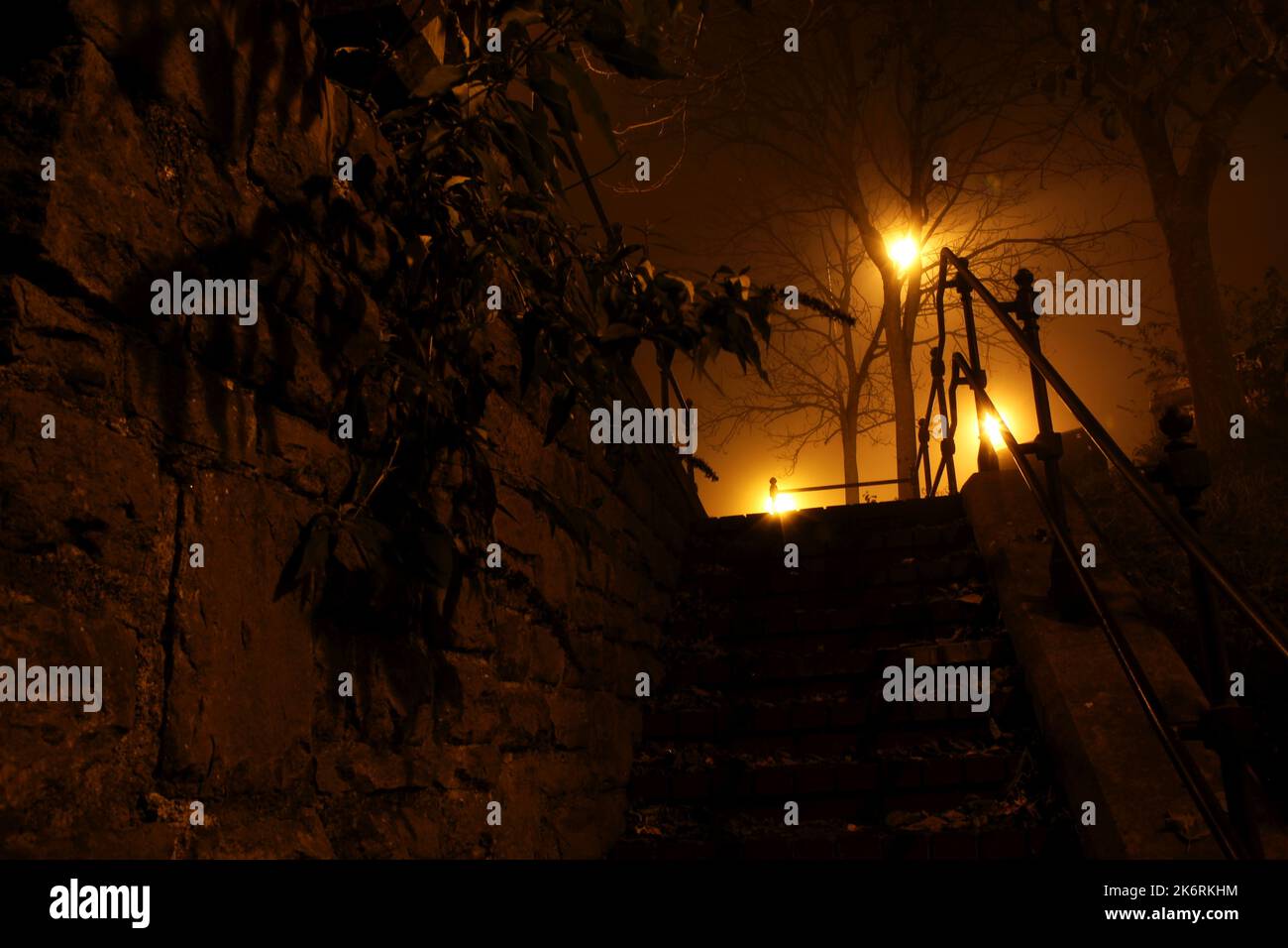 Eine neblige und neblige Nacht am Wasser, mit diffusem und gruseligem Licht Stockfoto