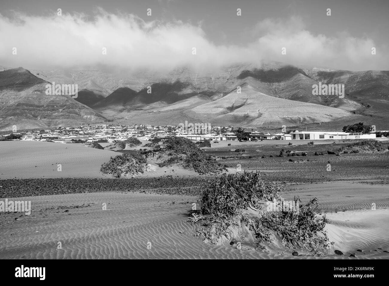 Typische Naturkulisse in der Gegend von Famara Beach (Playa de Famara), Lanzarote. Kanarische Inseln. Spanien. Schwarz und Weiß. Stockfoto