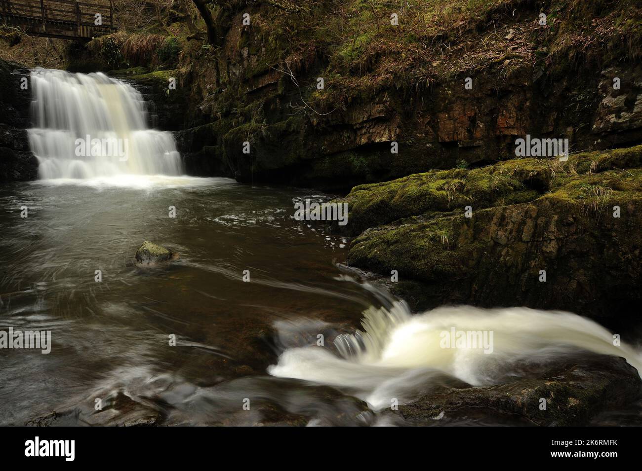 Der Hauptwasserfall auf der Afon Sychryd. Etwa 10 Meter hoch. Stockfoto