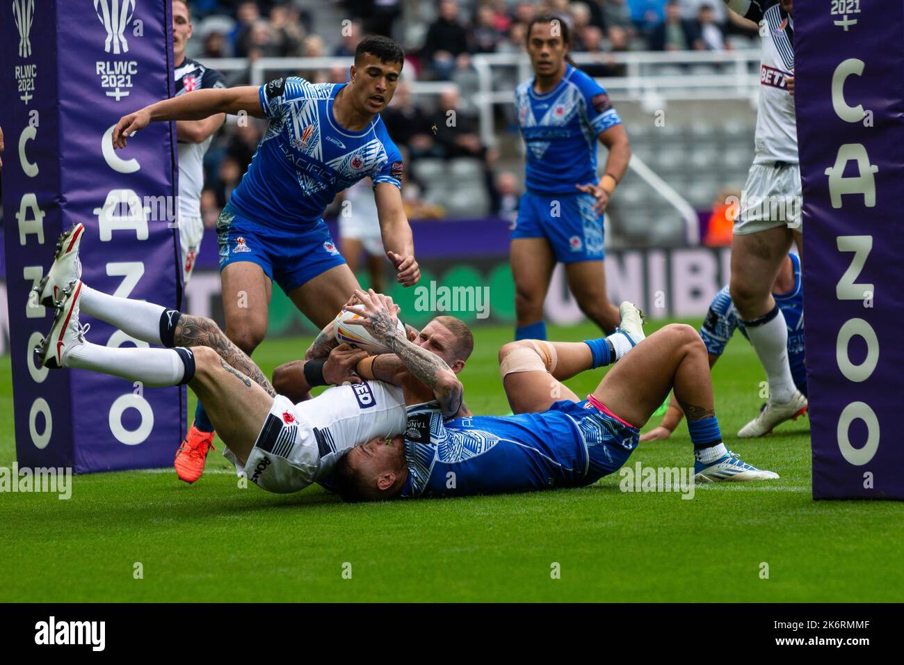 Newcastle, Großbritannien. 15. Oktober 2022. Luke Thompson aus England wird während des Rugby League World Cup Pool A-Spiels 2021 zwischen England und Samoa in St.. James's Park, Newcastle am Samstag, den 15.. Oktober 2022. (Kredit: Chris Lishman | MI News) Kredit: MI Nachrichten & Sport /Alamy Live News Stockfoto