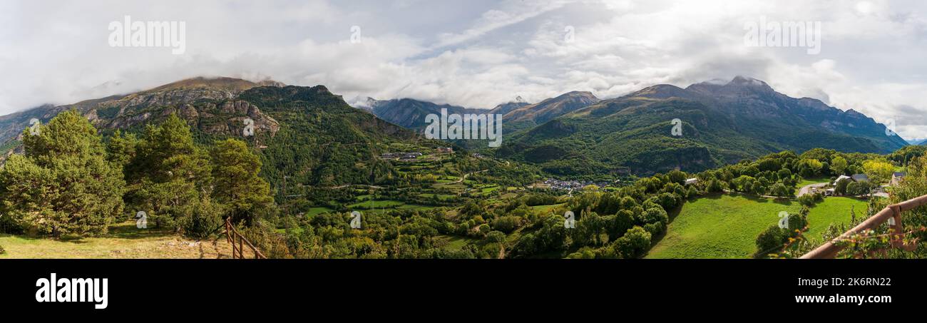 Panorama der Pyrenäen in der Nähe des Dorfes Piedravita de Jaca, im Tena-Tal, Spanien Stockfoto