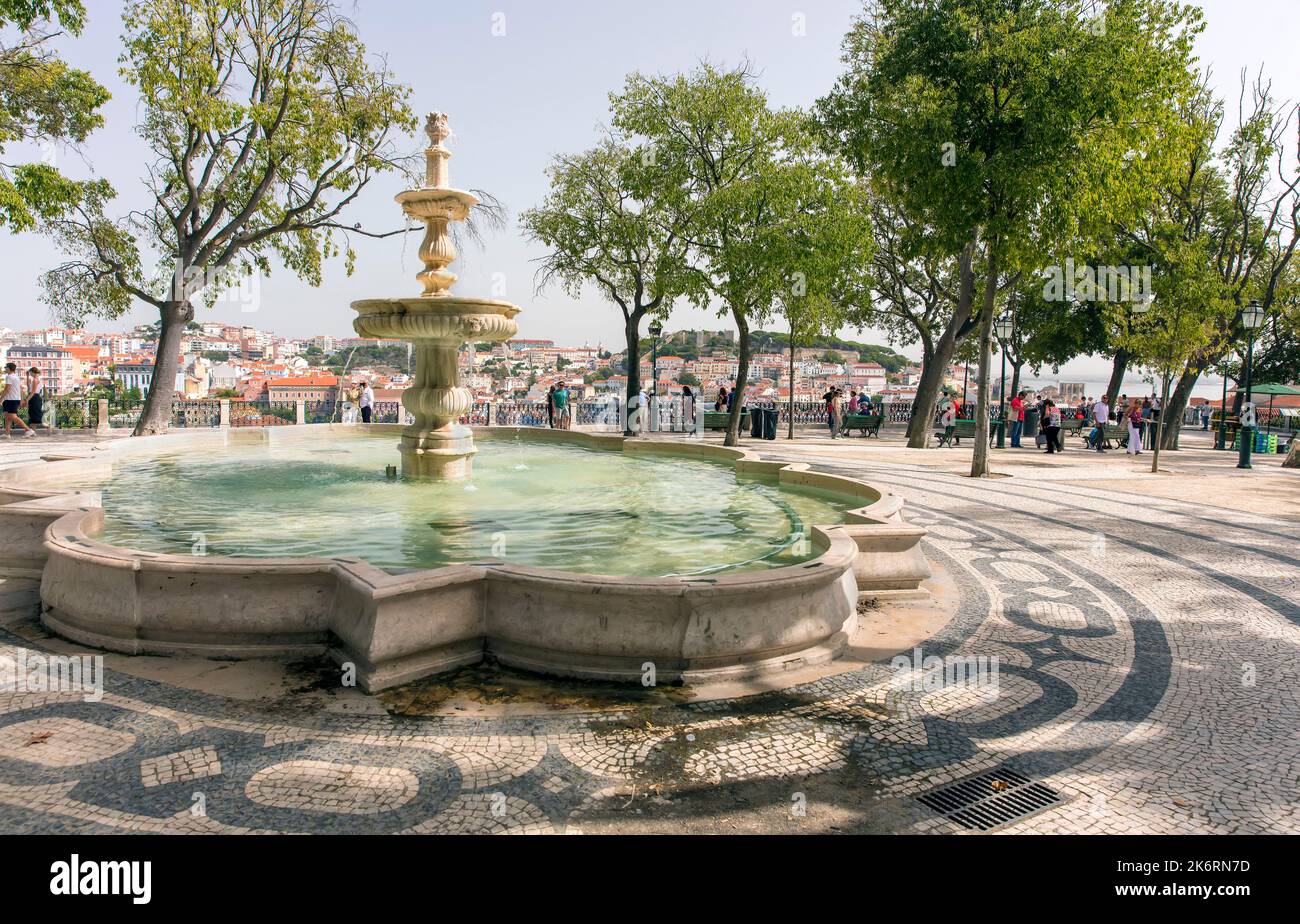 Brunnen am Aussichtspunkt Miradouro Sao Pedro Alcantara Bario Alto, Lissabon, Portugal Stockfoto