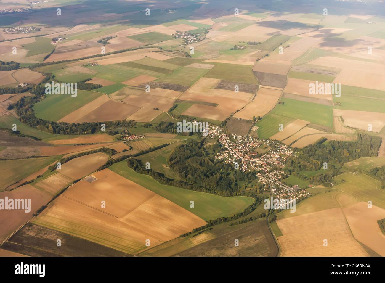 Luftaufnahme der französischen Landschaft mit Dorf, Bauernhöfen und Feldern Stockfoto