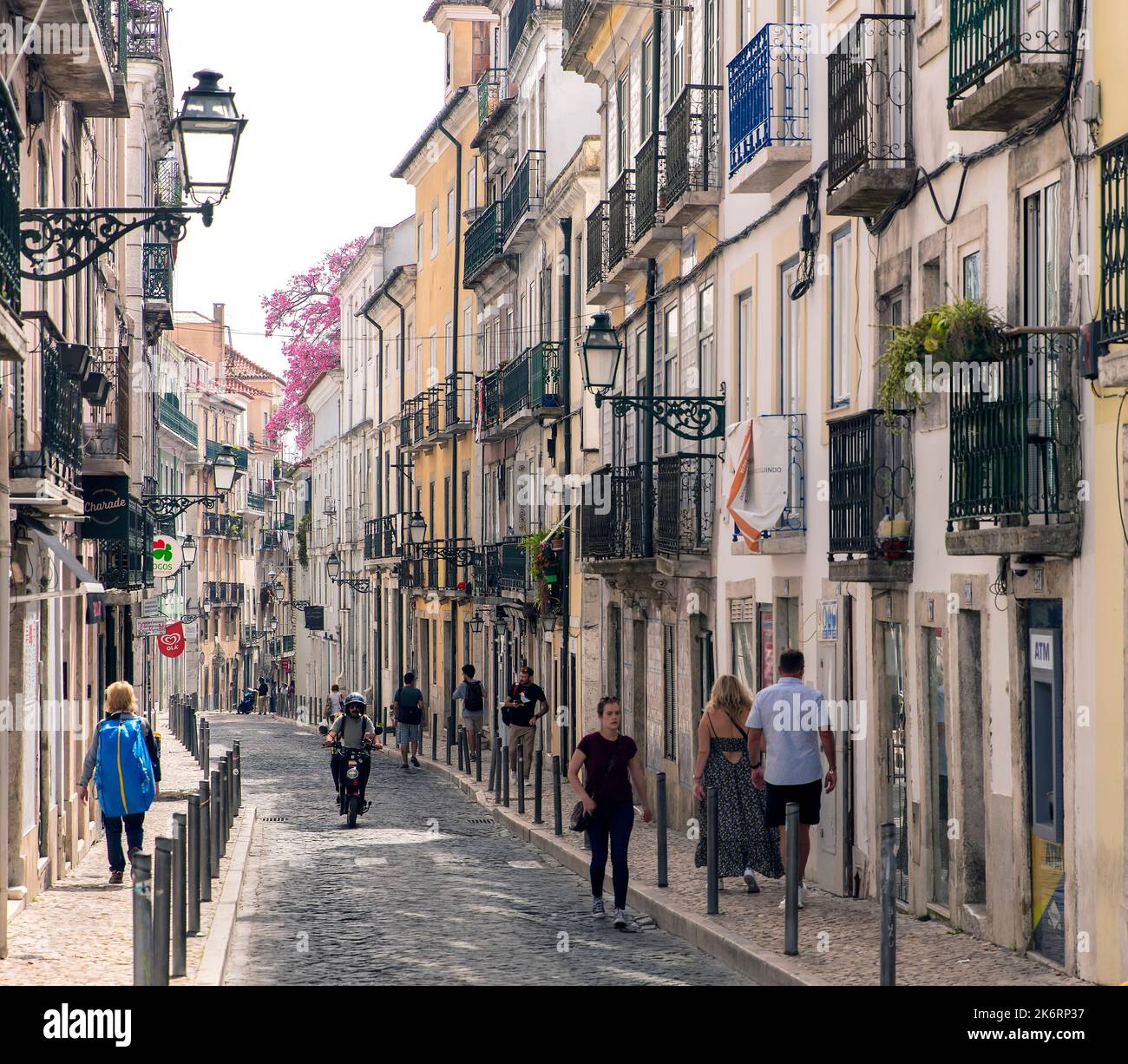 Straßenszene Bario Alto, Lissabon, Portugal Stockfoto