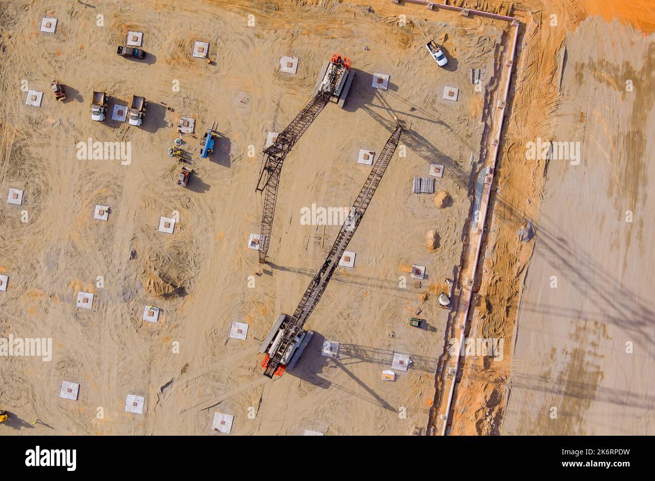 LKW-montierte Pumpe würde auf der Baustelle Bohrerde unter Säulen Hochdruck gießen Pumpen Beton Schweißerde montiert werden, wenn vertikale Anhäufung Fundament arbeiten erforderlich Stockfoto