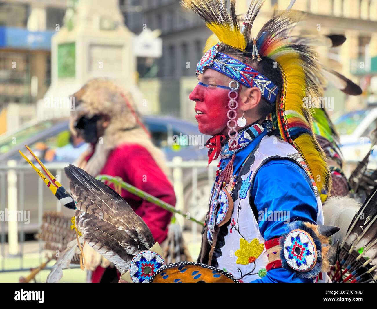 New York City, Usa. 15. Okt, 2022. Hunderte marschieren im Madison Square Park in New York City während der jährlichen Parade der indigenen Völker der Amerikas 1.. Kredit: Ryan Rahman/Alamy Live Nachrichten Stockfoto