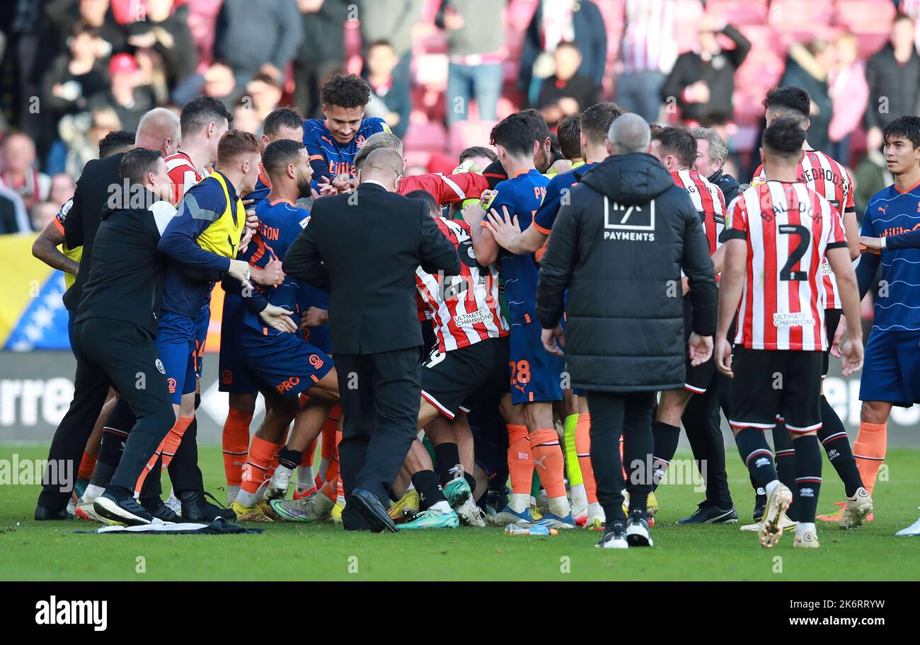 Sheffield, Großbritannien. 15.. Oktober 2022. Beim Sky Bet Championship-Spiel in Bramall Lane, Sheffield, bricht ein Kampf zwischen Spielern von Sheffield United und Blackpool aus. Bildnachweis sollte lauten: Lexy Ilsley / Sportimage Kredit: Sportimage/Alamy Live News Stockfoto