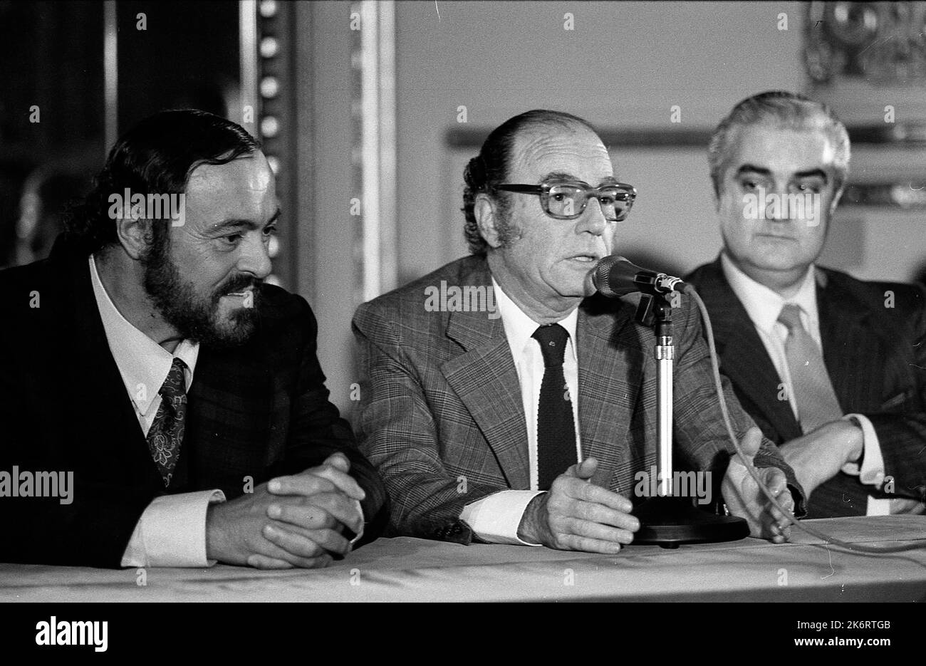 Luciano Pavarotti, italienischer Tenor, Félix Luna, argentinischer Historiker und Schriftsteller, und Juan Carlos Montero, argentinischer Geschäftsführer des Teatro Colón, während einer Pressekonferenz vor Pavarottis Auftritt im Teatro Colón, Buenos Aires, Argentinien Stockfoto