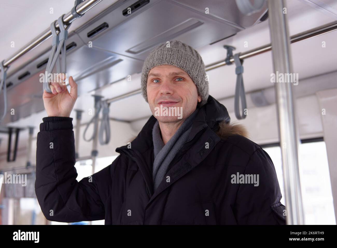 Mann in Winterkleidung in einer Straßenbahn Stockfoto