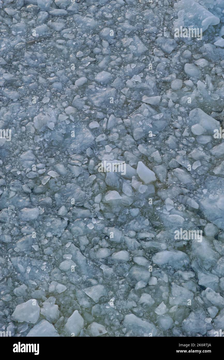 Slush Ice auf einer Flußoberfläche Stockfoto
