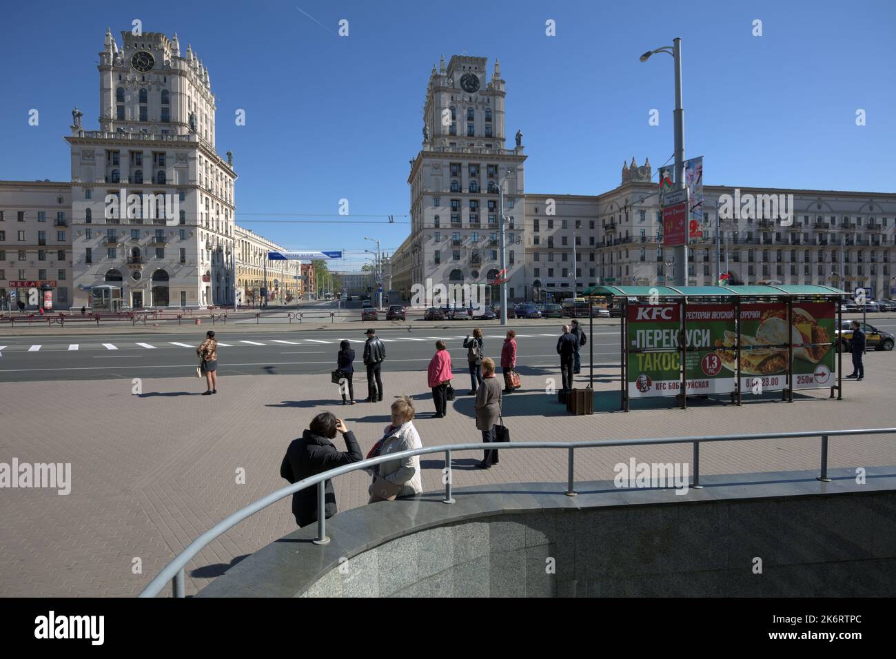 Banner des KFC Fast-Food-Restaurants gegen die Gebäude im Stil des Stalin-Imperium in der Bobruyskaya-Straße Stockfoto
