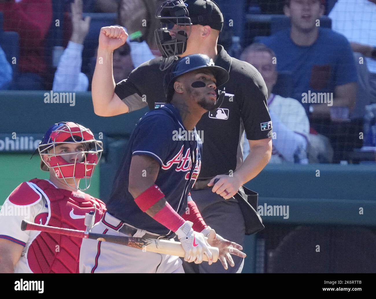 Philadelphia, USA. 15. Oktober 2022. Atlanta Braves Ronald Acuna Jr. schlägt am Samstag, den 15. Oktober 2022, im ersten Inning gegen die Philadelphia Phillies in Spiel drei der National League Division Series im Citizens Bank Park in Philadelphia gegeneinander. Foto von Ray Stubblebine/UPI. Kredit: UPI/Alamy Live Nachrichten Stockfoto