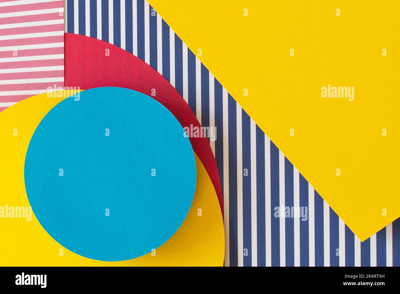 Abstrakt trendy Mode farbige Papiere Textur Hintergrund in memphis Geometrie Stil. Gelbe, rote, blaue, weiße Farben. Geometrische Formen und gestreift Stockfoto