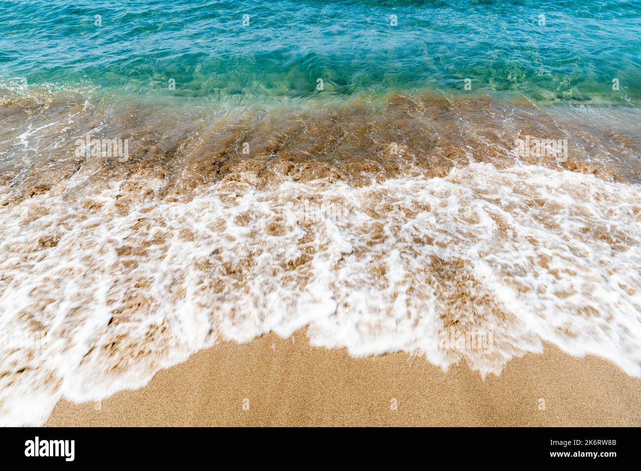 Am Strand von Patara in der türkischen Provinz Antalya plätschern sanft Wellen gegen die Küste. Stockfoto