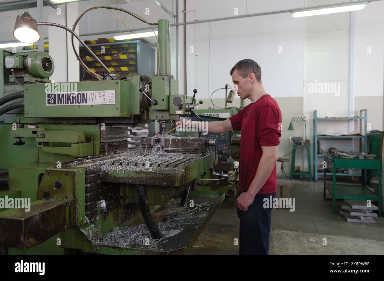 Arbeiter der Holding Lenpoligraphmash an seinem Arbeitsplatz an der CNC-Fräsmaschine Mikron WF3 Stockfoto