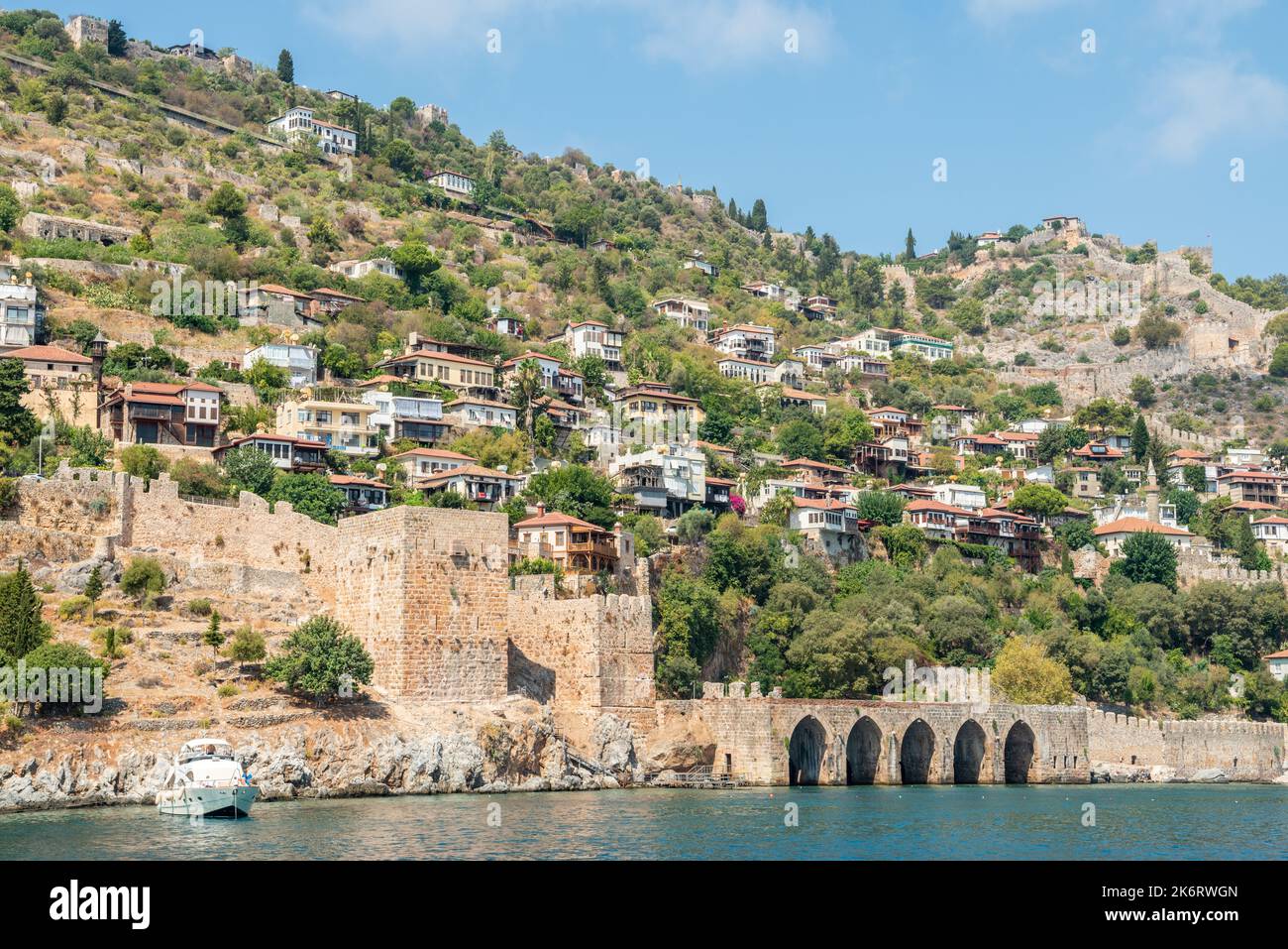 Blick auf die Küste in Alanya, Türkei. Blick mit Steinbögen der mittelalterlichen Tersane-Werft. Tersane stammt aus dem Jahr 1221 und ist das einzige in Seldschuken gebaute Shi Stockfoto