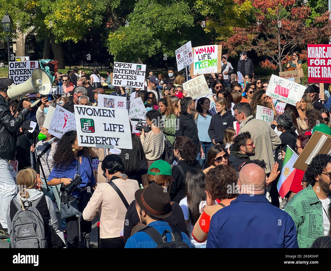 New Yorker versammeln sich im Washington Square Park, um die grundlegenden Menschenrechte für die Menschen im Iran zu unterstützen. Diese Demonstration steht im Zusammenhang mit dem Tod von Masha Amini, einer 22-jährigen Iranerin, die in Polizeigewahrsam starb, nachdem sie angeblich die Hijab-Regeln des Landes verletzt hatte. Ihr Tod hat Proteste im Iran und in anderen Ländern ausgelöst. Kredit: Ryan Rahman/Alamy Live Nachrichten Stockfoto